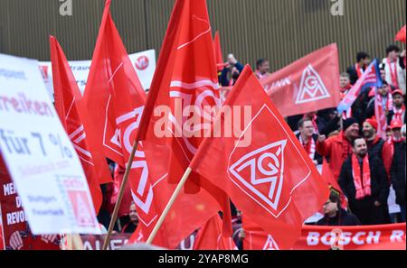 Ludwigsburg, Allemagne. 15 octobre 2024. Les travailleurs manifestent avec des banderoles le deuxième jour de négociations dans le cycle de négociations collectives pour l'industrie de la métallurgie et de l'électricité pour exiger une augmentation de salaire de 7 pour cent. Crédit : Bernd Weißbrod/dpa/Alamy Live News Banque D'Images