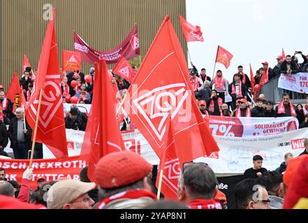 Ludwigsburg, Allemagne. 15 octobre 2024. Les travailleurs manifestent avec des banderoles le deuxième jour de négociations dans le cycle de négociations collectives pour l'industrie de la métallurgie et de l'électricité pour exiger une augmentation de salaire de 7 pour cent. Crédit : Bernd Weißbrod/dpa/Alamy Live News Banque D'Images