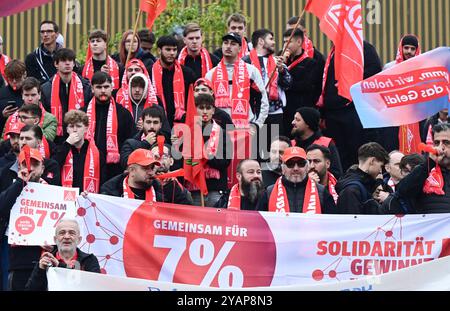 Ludwigsburg, Allemagne. 15 octobre 2024. Les travailleurs manifestent le deuxième jour de négociations dans le cycle salarial pour l'industrie métallurgique et électrique avec des banderoles exigeant une augmentation de salaire de 7 pour cent. Crédit : Bernd Weißbrod/dpa/Alamy Live News Banque D'Images