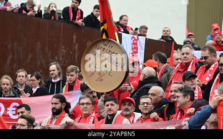 Ludwigsburg, Allemagne. 15 octobre 2024. Les travailleurs manifestent le deuxième jour de négociations dans le cycle salarial pour l'industrie métallurgique et électrique avec des banderoles exigeant une augmentation de salaire de 7 pour cent. Crédit : Bernd Weißbrod/dpa/Alamy Live News Banque D'Images