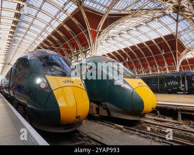 Trains Great Western Railway sur le quai à l'intérieur de la gare de Paddington, Londres, Royaume-Uni Banque D'Images