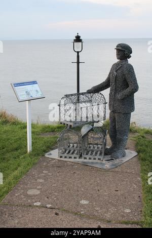 Statue de « Skipper Dora » à Whitby, Angleterre. La première femme skipper de bateau de pêche sur la côte nord-est de l'Angleterre Banque D'Images