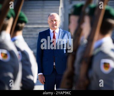 Berlin, Allemagne. 15 octobre 2024. Zukan Helez, ministre de la Défense de Bosnie-Herzégovine, est accueilli avec les honneurs militaires par le ministre fédéral de la Défense Pistorius au Bendlerblock, le siège du ministère fédéral de la Défense, avant une réunion bilatérale. Crédit : Bernd von Jutrczenka/dpa/Alamy Live News Banque D'Images