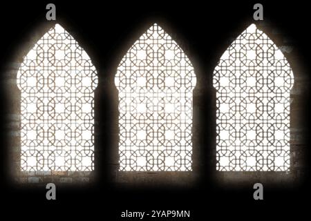 Ombre blanche sur trois fenêtres de mosquée à motif abstrait arqué sur le mur. Religion islamique, Ramadan kareem, ou Eid Al Fitr fond Banque D'Images