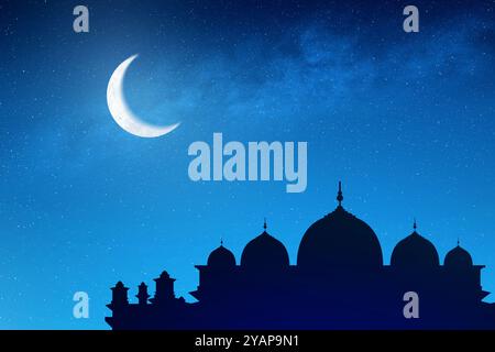 Silhouette d'une mosquée avec croissant de lune brille brillamment dans le ciel nocturne. Les étoiles sont dispersées dans le ciel. Religion islamique, Ramadan Banque D'Images