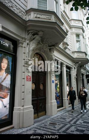Prague, République tchèque, rue commerçante de luxe, dans le centre de la vieille ville, Pařížská, Louis Vuitton, LVMH Store Front Banque D'Images