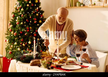 Un moment délicieux en tant que couple de seniors profite d'un dîner de Noël festif à la maison, entouré de joie. Banque D'Images