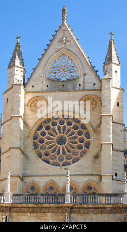 Façade avec rosace vue depuis la cour du cloître de la cathédrale Santa Maria du XIIIe siècle Léon Castille et Léon Espagne Europe Banque D'Images