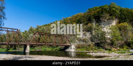 Photographie panoramique du pont McCaffrey et des falaises/palissades de la rivière Upper Iowa près de Bluffton, Iowa, États-Unis lors d'un bel après-midi d'octobre Banque D'Images