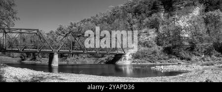 Photographie panoramique du pont McCaffrey et des falaises/palissades de la rivière Upper Iowa près de Bluffton, Iowa, États-Unis lors d'un bel après-midi d'octobre Banque D'Images