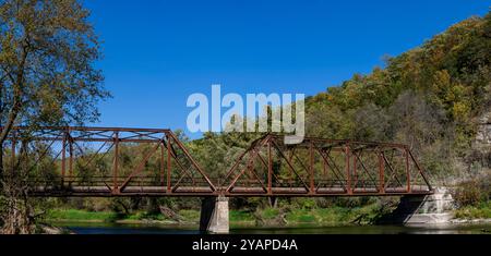 Photographie panoramique du pont McCaffrey et des falaises/palissades de la rivière Upper Iowa près de Bluffton, Iowa, États-Unis lors d'un bel après-midi d'octobre Banque D'Images