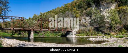 Photographie panoramique du pont McCaffrey et des falaises/palissades de la rivière Upper Iowa près de Bluffton, Iowa, États-Unis lors d'un bel après-midi d'octobre Banque D'Images