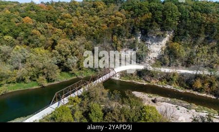 Photographie aérienne du pont McCaffrey et des falaises/palissades de la rivière Upper Iowa près de Bluffton, Iowa, États-Unis par un bel après-midi d'octobre. Banque D'Images