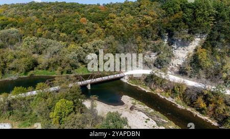 Photographie aérienne du pont McCaffrey et des falaises/palissades de la rivière Upper Iowa près de Bluffton, Iowa, États-Unis par un bel après-midi d'octobre. Banque D'Images