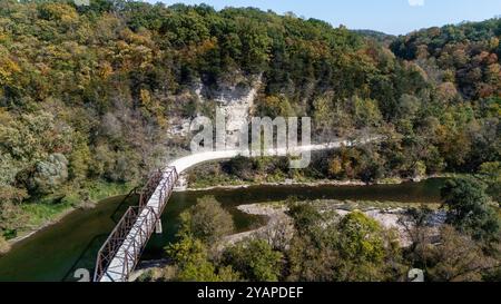 Photographie aérienne du pont McCaffrey et des falaises/palissades de la rivière Upper Iowa près de Bluffton, Iowa, États-Unis par un bel après-midi d'octobre. Banque D'Images