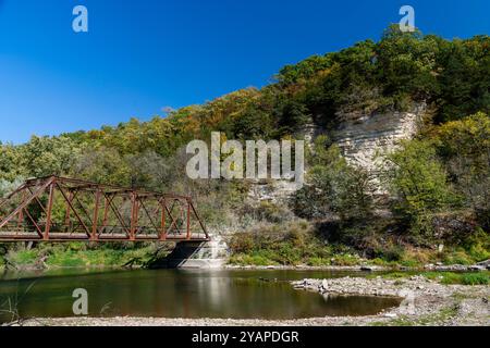 Photographie du pont McCaffrey et des falaises/palissades de la rivière Upper Iowa près de Bluffton, Iowa, États-Unis par un bel après-midi d'octobre. Banque D'Images