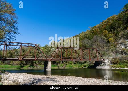 Photographie du pont McCaffrey et des falaises/palissades de la rivière Upper Iowa près de Bluffton, Iowa, États-Unis par un bel après-midi d'octobre. Banque D'Images