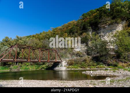 Photographie du pont McCaffrey et des falaises/palissades de la rivière Upper Iowa près de Bluffton, Iowa, États-Unis par un bel après-midi d'octobre. Banque D'Images