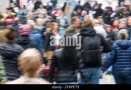 Munich, Allemagne. 15 octobre 2024. Promenez-vous dans la zone piétonne de la capitale bavaroise. Crédit : Peter Kneffel/dpa/Alamy Live News Banque D'Images