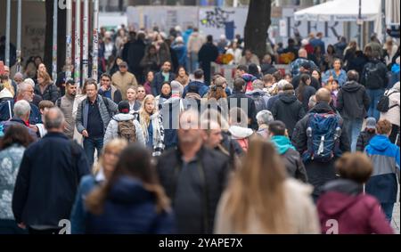 Munich, Allemagne. 15 octobre 2024. Promenez-vous dans la zone piétonne de la capitale bavaroise. Crédit : Peter Kneffel/dpa/Alamy Live News Banque D'Images