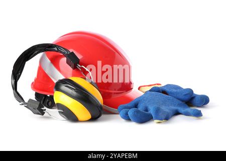 Casque, gants et protections auditives orange isolés sur blanc. Équipement de sécurité Banque D'Images