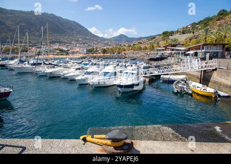 Bateaux et yachts dans le port de Machico, la deuxième plus grande station balnéaire de l'île portugaise de Madère Banque D'Images