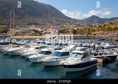 Bateaux et yachts dans le port de Machico, la deuxième plus grande station balnéaire de l'île portugaise de Madère Banque D'Images