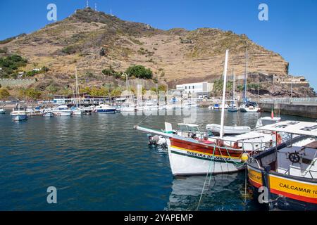 Bateaux et yachts dans le port de Machico, la deuxième plus grande station balnéaire de l'île portugaise de Madère Banque D'Images