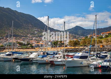 Bateaux et yachts dans le port de Machico, la deuxième plus grande station balnéaire de l'île portugaise de Madère Banque D'Images