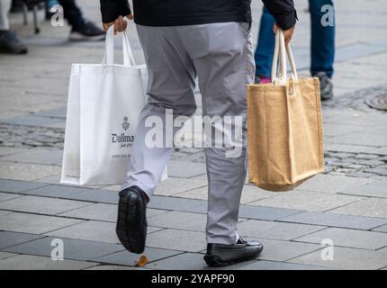 Munich, Allemagne. 15 octobre 2024. Les passants se promènent dans la zone piétonne de la capitale bavaroise avec des sacs à la main. Crédit : Peter Kneffel/dpa/Alamy Live News Banque D'Images