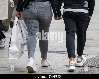 Munich, Allemagne. 15 octobre 2024. Les passants se promènent dans la zone piétonne de la capitale bavaroise avec des sacs à la main. Crédit : Peter Kneffel/dpa/Alamy Live News Banque D'Images