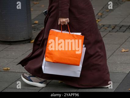 Munich, Allemagne. 15 octobre 2024. Les passants se promènent dans la zone piétonne de la capitale bavaroise avec des sacs à la main. Crédit : Peter Kneffel/dpa/Alamy Live News Banque D'Images