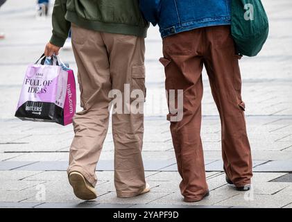 Munich, Allemagne. 15 octobre 2024. Les passants se promènent dans la zone piétonne de la capitale bavaroise avec des sacs à la main. Crédit : Peter Kneffel/dpa/Alamy Live News Banque D'Images