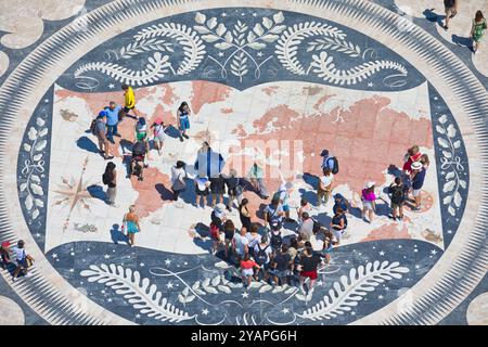 Touristes sur la Rose des compas (Rosa dos Ventos) Mappa mundi, Monument aux découvertes (Padrao dos Descobrimentos), Belem, Lisbonne, Portugal Banque D'Images