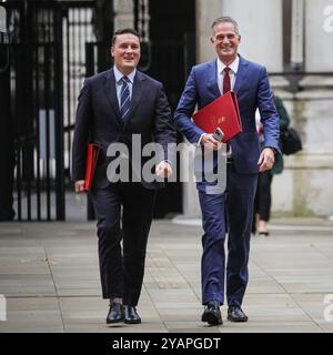 Londres, Royaume-Uni. 15 octobre 2024. Wes Streeting (à gauche), secrétaire à la santé, député Ilford North, et Peter Kyle, secrétaire d'État aux Sciences, à l'innovation et à la technologie, député Hove et Portslade. Les ministres du gouvernement du Parti travailliste du Royaume-Uni assistent à la réunion du cabinet à Downing Street, qui ce matin serait un cabinet politique qui pourrait permettre aux ministres et au premier ministre de communiquer plus ouvertement que d'habitude. Crédit : Imageplotter/Alamy Live News Banque D'Images