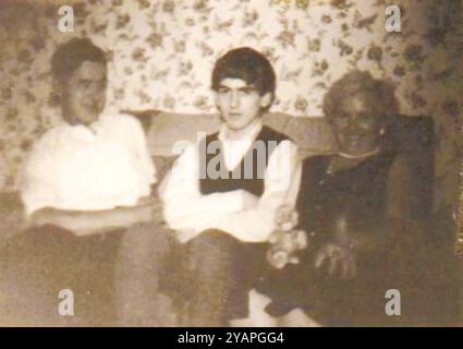 George Harrison des Beatles avec ses parents, 1963 Banque D'Images