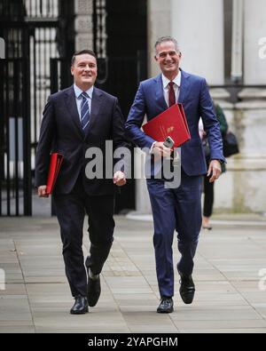 Londres, Royaume-Uni. 15 octobre 2024. Wes Streeting (à gauche), secrétaire à la santé, député Ilford North, et Peter Kyle, secrétaire d'État aux Sciences, à l'innovation et à la technologie, député Hove et Portslade. Les ministres du gouvernement du Parti travailliste du Royaume-Uni assistent à la réunion du cabinet à Downing Street, qui ce matin serait un cabinet politique qui pourrait permettre aux ministres et au premier ministre de communiquer plus ouvertement que d'habitude. Crédit : Imageplotter/Alamy Live News Banque D'Images