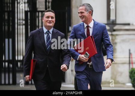 Londres, Royaume-Uni. 15 octobre 2024. Wes Streeting (à gauche), secrétaire à la santé, député Ilford North, et Peter Kyle, secrétaire d'État aux Sciences, à l'innovation et à la technologie, député Hove et Portslade. Les ministres du gouvernement du Parti travailliste du Royaume-Uni assistent à la réunion du cabinet à Downing Street, qui ce matin serait un cabinet politique qui pourrait permettre aux ministres et au premier ministre de communiquer plus ouvertement que d'habitude. Crédit : Imageplotter/Alamy Live News Banque D'Images