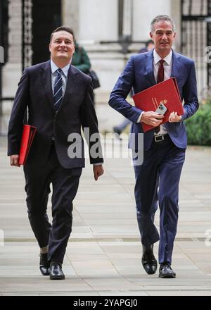 Londres, Royaume-Uni. 15 octobre 2024. Wes Streeting (à gauche), secrétaire à la santé, député Ilford North, et Peter Kyle, secrétaire d'État aux Sciences, à l'innovation et à la technologie, député Hove et Portslade. Les ministres du gouvernement du Parti travailliste du Royaume-Uni assistent à la réunion du cabinet à Downing Street, qui ce matin serait un cabinet politique qui pourrait permettre aux ministres et au premier ministre de communiquer plus ouvertement que d'habitude. Crédit : Imageplotter/Alamy Live News Banque D'Images