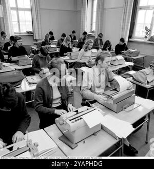 Apprendre à taper dans les années 1960 Une salle de classe d'étudiants assis à des machines à écrire. Une classe et une éducation à la frappe, en utilisant les doigts et les touches droites. 1968. Conard ref 5573 Banque D'Images