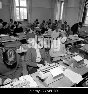 Apprendre à taper dans les années 1960 Une salle de classe d'étudiants assis à des machines à écrire. Une classe et une éducation à la frappe, en utilisant les doigts et les touches droites. 1968. Conard ref 5573 Banque D'Images