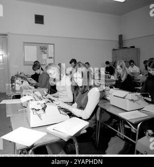 Apprendre à taper dans les années 1960 Une salle de classe d'étudiants assis à des machines à écrire. Une classe et une éducation à la frappe, en utilisant les doigts et les touches droites. 1968. Conard ref 5573 Banque D'Images