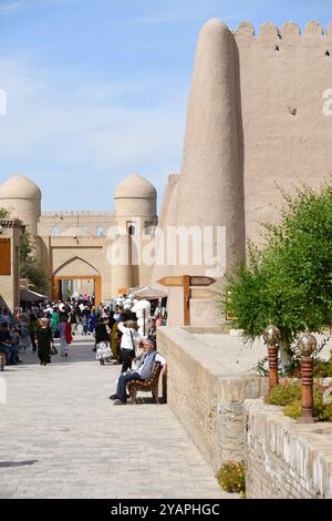 Khiva, Ouzbékistan - 15 septembre 2024 : les gens marchent dans l'ancienne rue de la vieille ville de Khiva le jour ensoleillé Banque D'Images