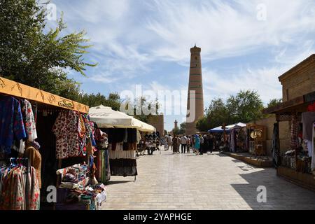 Khiva, Ouzbékistan - 15 septembre 2024 : les gens marchent dans l'ancienne rue de la vieille ville de Khiva Banque D'Images