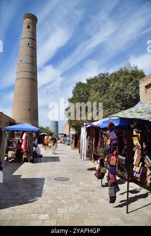 Khiva, Ouzbékistan - 15 septembre 2024 : les gens marchent dans l'ancienne rue de la vieille ville de Khiva Banque D'Images