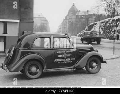 Voiture électrique dans les années 1930 Une voiture Ford électrique avec des informations sur le côté qu'elle a été convertie en électrique par l'atelier Drott. 1935 Banque D'Images