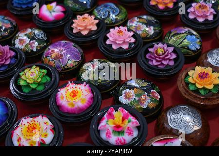 Marché de rue en Thaïlande. Beau savon parfumé fait à la main sous la forme de fleurs asiatiques traditionnelles dans des boîtes stylisées pour la vente comme souvenirs dans l'OR Banque D'Images