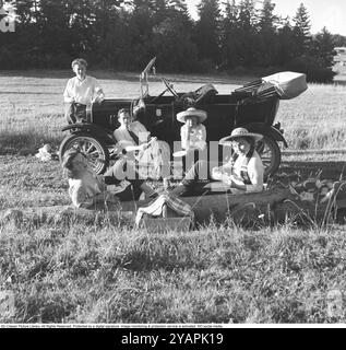 Ragnar Fors avec des amis à son modèle T-Ford 1919 sur un Road trip. Ragnar Fors est le fondateur de ce qui est aujourd'hui le club suédois T-Ford la T-Ford a été appelé «la voiture qui a mis le monde sur roues» et a été produite à un peu plus de 15 millions d'exemplaires Suède juillet. 1954 Banque D'Images