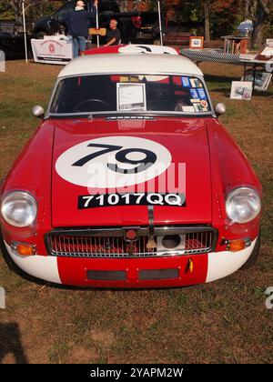 Voiture de sport classique 1964 MGB mise en place pour les courses vintage. Banque D'Images