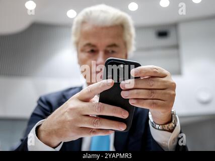 LA HAYE - Geert Wilders (PVV) avec son téléphone portable avant l'heure des questions hebdomadaires à la Chambre basse. ANP REMKO DE WAAL pays-bas Out - belgique Out Banque D'Images